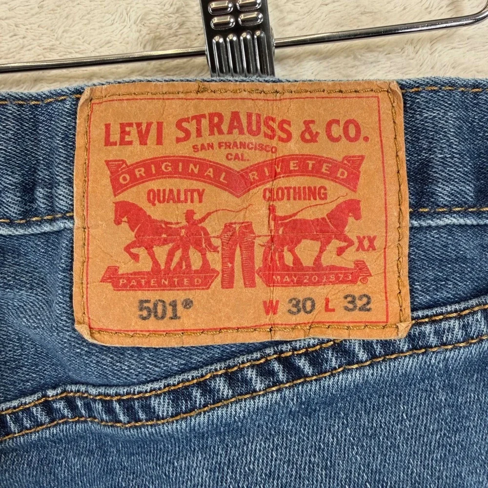 Levis 501 Original Fit Jeans Mens 30x32 Medium Wash Blue Button Fly Straight Leg